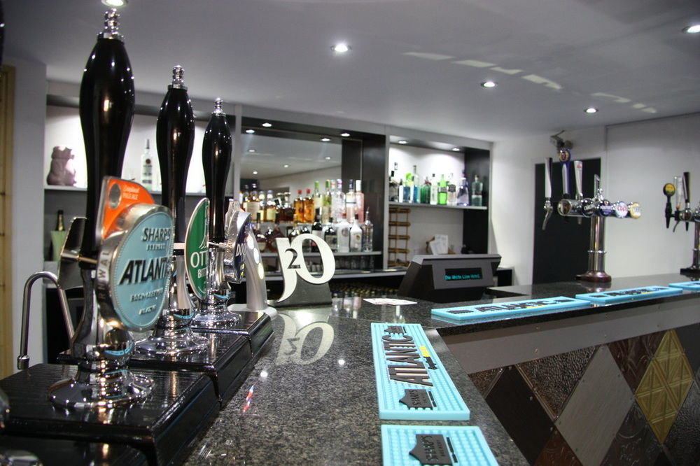 White Lion Hotel Yate Exterior photo